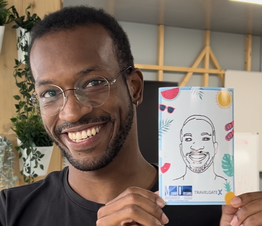 Hombre mostrando retrato generado por Robots Picasso en un evento de MemoDreams, destacando la creatividad y personalización tecnológica para eventos