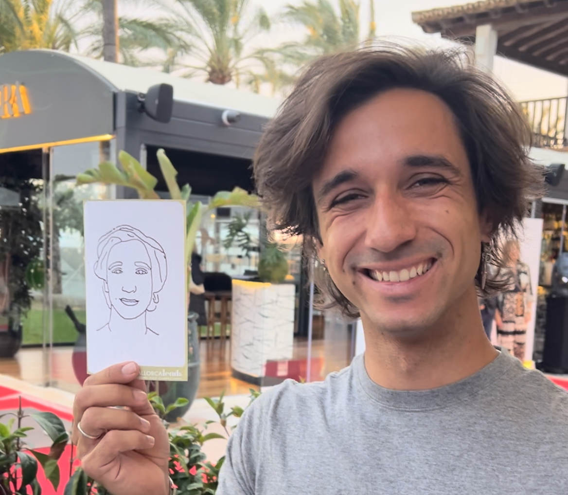 Hombre mostrando retrato generado por Robots Picasso en un evento de MemoDreams, destacando la creatividad y personalización tecnológica para eventos