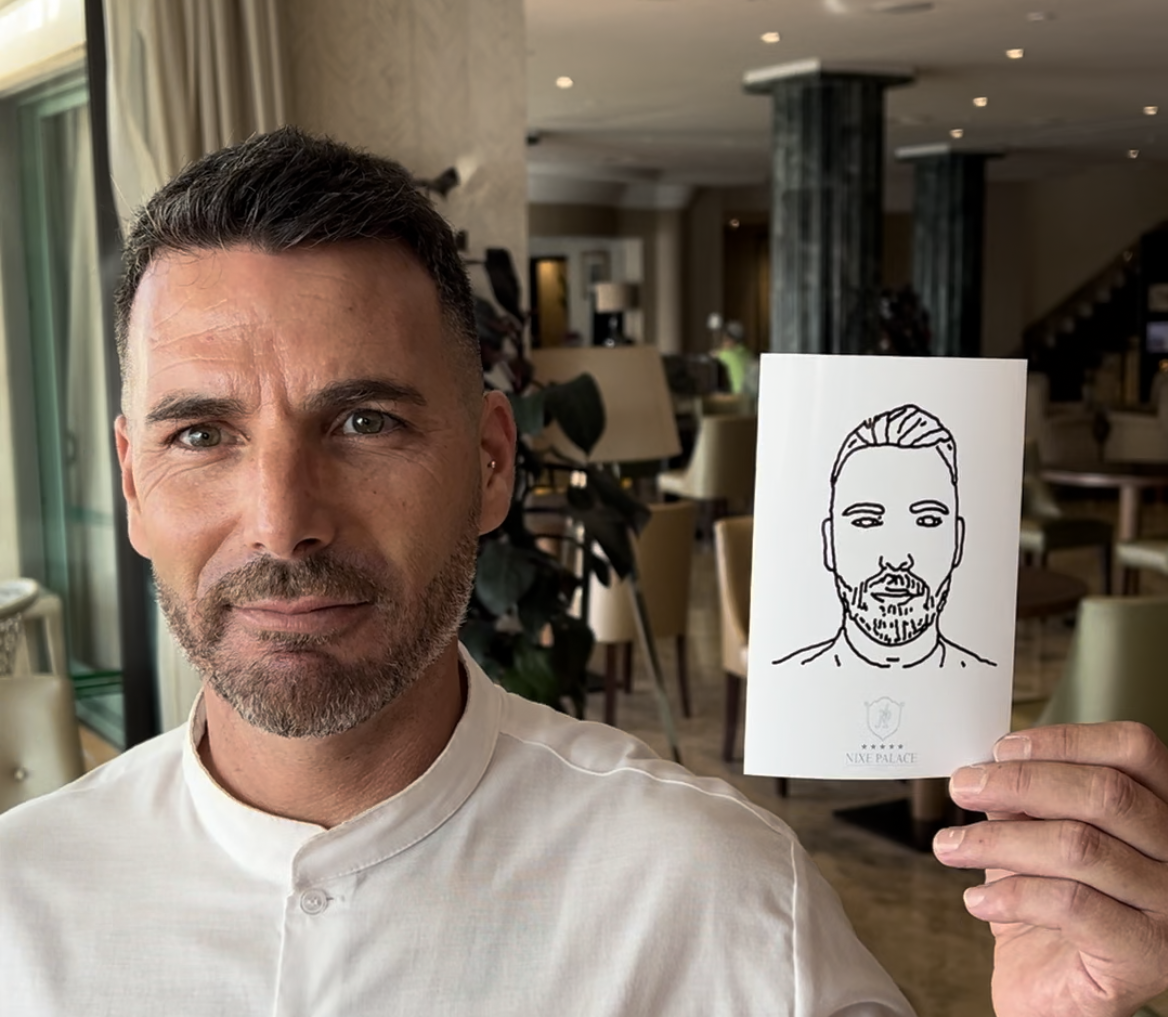 Hombre mostrando retrato generado por Robots Picasso en un evento de MemoDreams, destacando la creatividad y personalización tecnológica para eventos